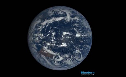 Blueturn : voir la terre en direct complètement éclairée depuis l'espace